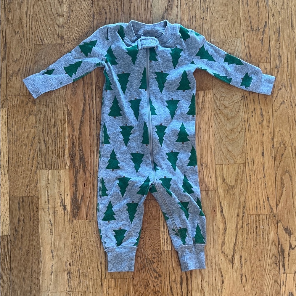 Hanna Andersson Gray and Green Christmas Tree Print Pajamas